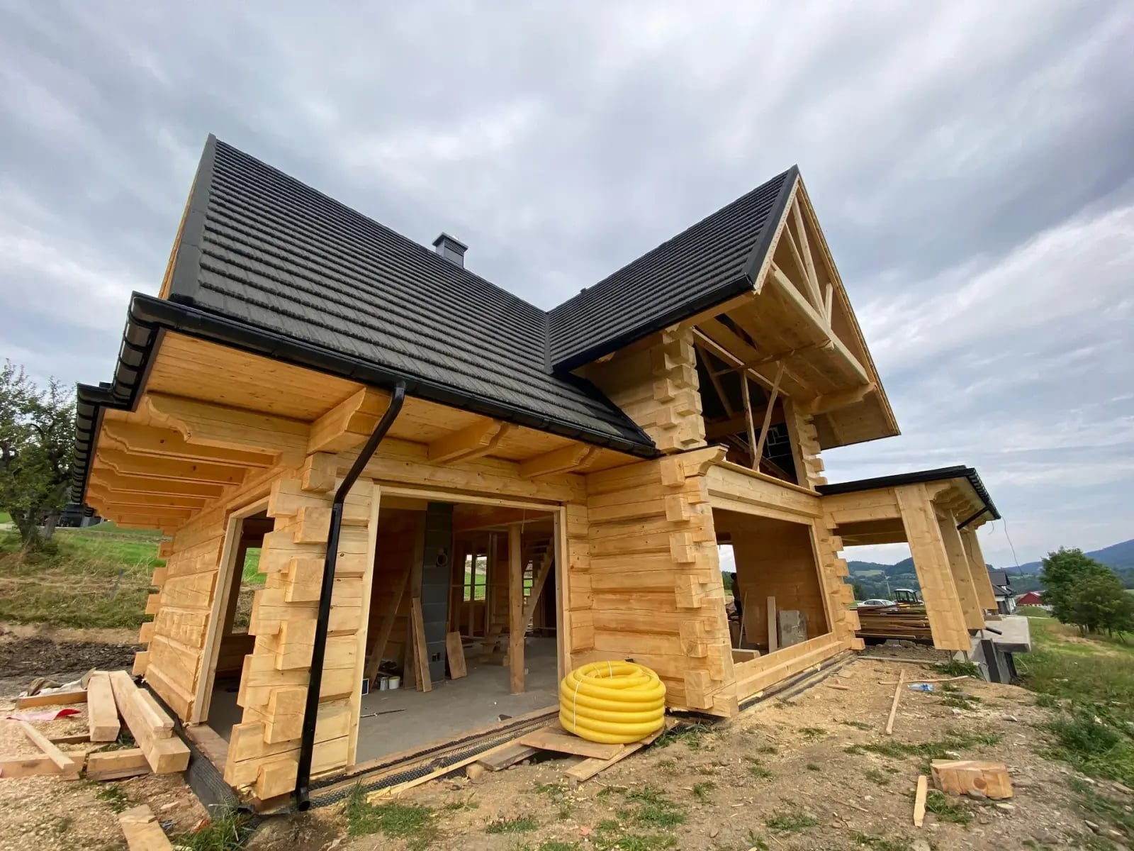 Nowoczesny dom z bali – projekt i technologia