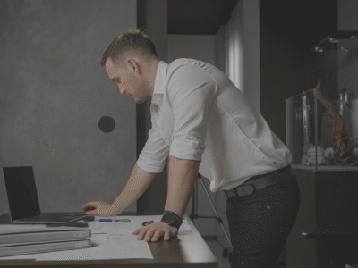 Architekt Daniel Kałuziński podczas pracy nad nowoczesnym projektem – 3DK PROJEKT